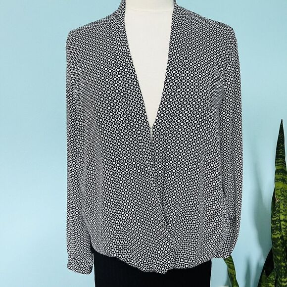 Max Studio Size Medium Long Sleeve Surplice Wrap Blouse Black White Clower 0660 - Picture 2 of 12